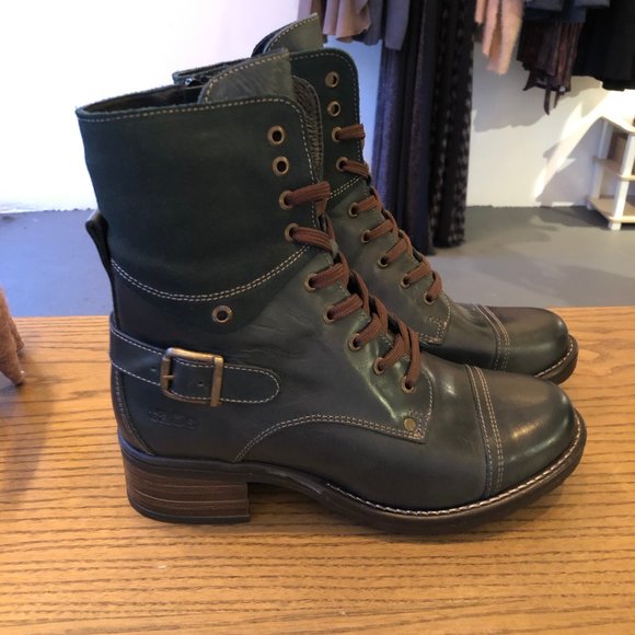 Taos Footwear Shoes - NEW in Original Box Taos Boots in Teal!